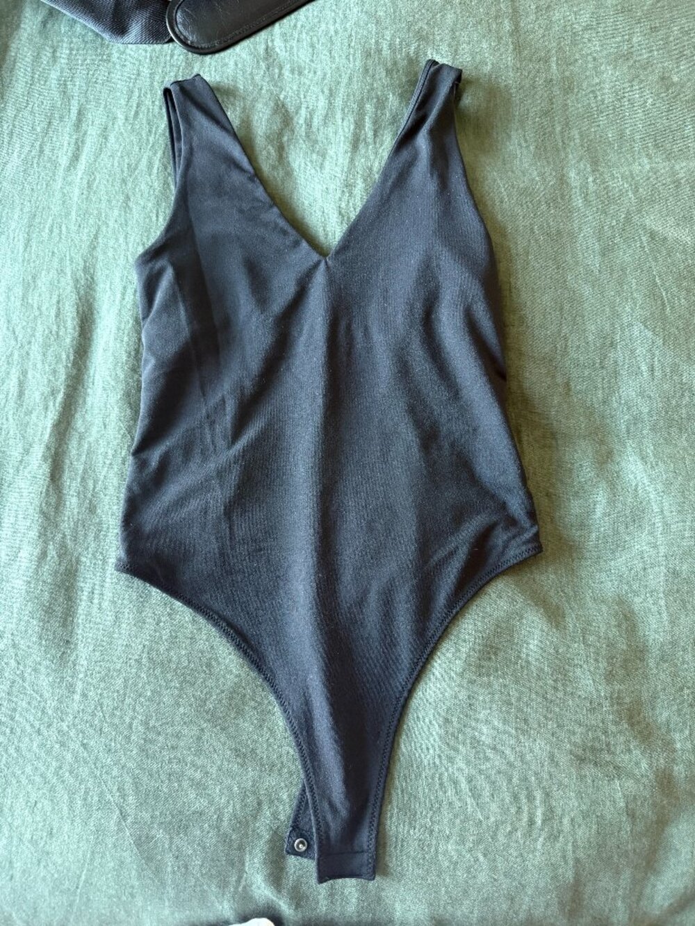 Vuori Black V-Neck Bodysuit – Women's Small